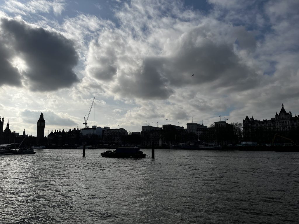 テムズ川、雲がロンドンっぽい